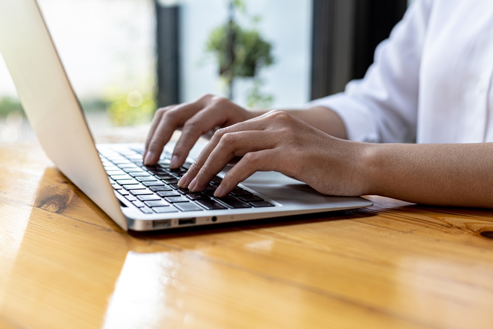 student using a laptop to play business simulations